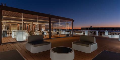 Interno della sala eventi di Terrazza Sentimento con tavoli apparecchiati