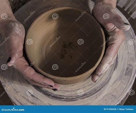 Artigiano pugliese che lavora terracotta