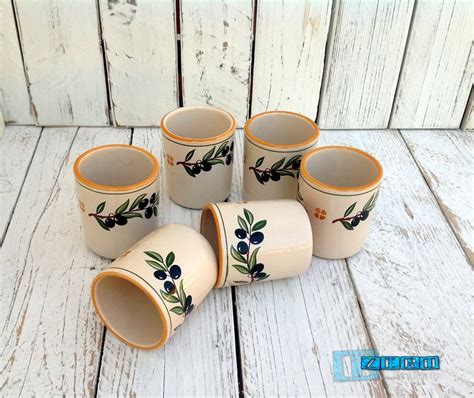 Bicchieri in terracotta con decoro a stelle blu