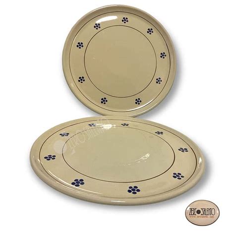 Piatto piano in terracotta marrone con decoro a stelle