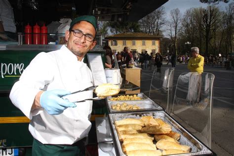 Varietà di cibo da strada servito in un festival