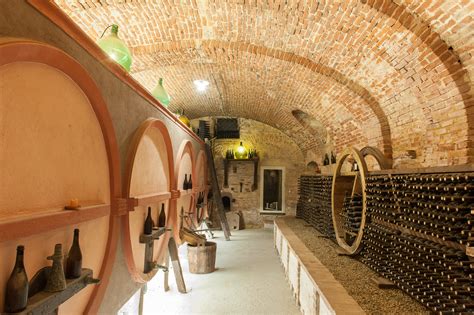 Una cantina storica con bottiglie d'annata