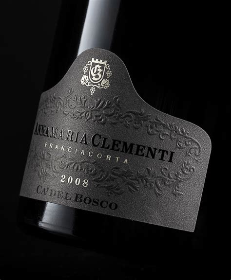 Etichette di vari vini italiani con simboli di certificazione kosher