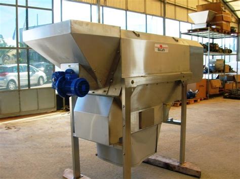 Macchina diraspa-pigiatrice in azione