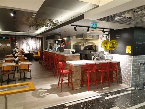 Interno di una pizzeria accogliente