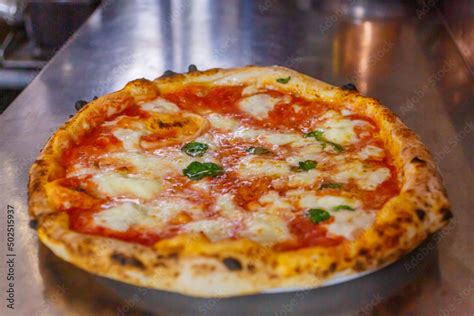Una pizza margherita appena sfornata