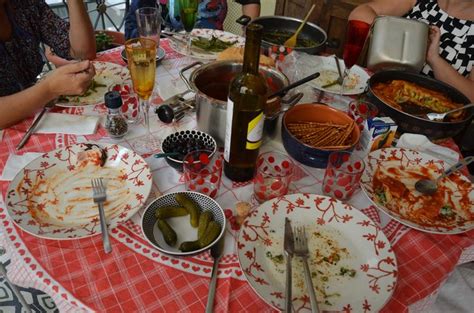 Immagine di una tavola imbandita con zakuski e bottiglie di vodka