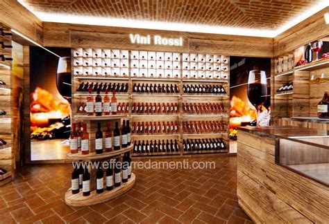 interno di un'enoteca con bottiglie di vino esposte