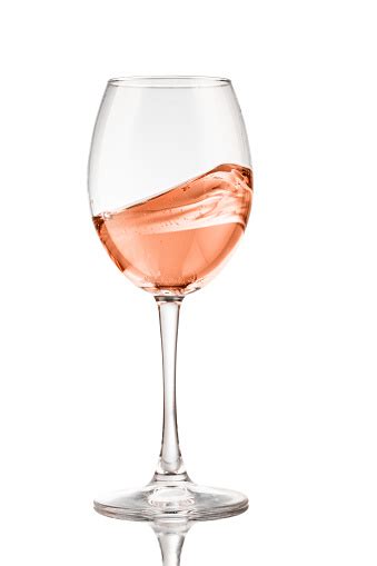 Bicchiere di vino rosato con riflessi tenui