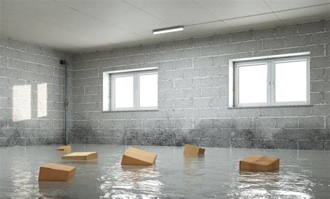 Cantina allagata con mobili galleggianti