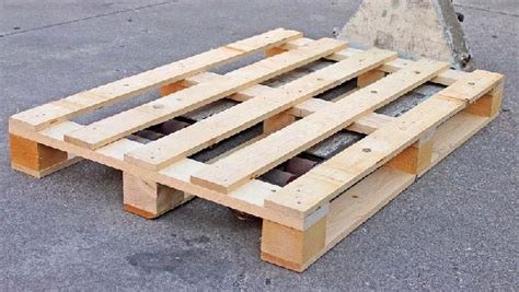 Pallet di legno per sollevare scatoloni in cantina