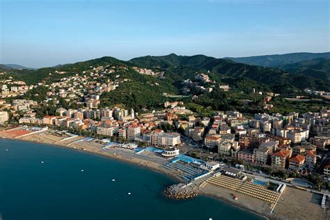 Vista aerea di Albissola Marina con la costa