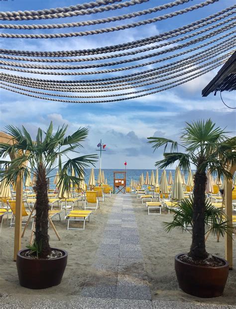 Piscina del Soleluna con gazebi e lettini