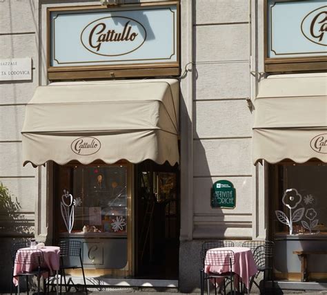 facciata di una pasticceria storica milanese