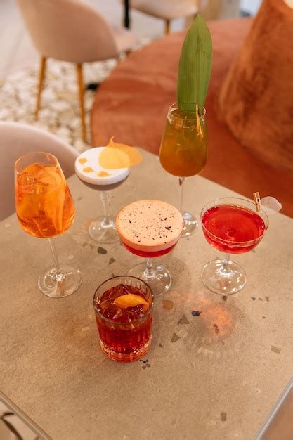 un cocktail colorato su un tavolo in un locale alla moda