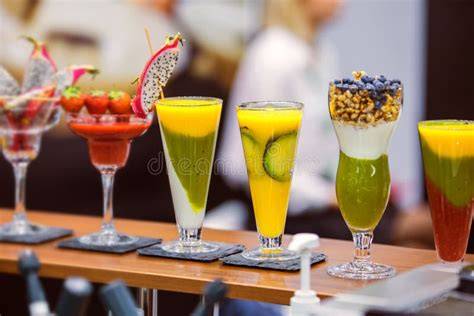 Bicchieri da cocktail decorati con frutta e menta