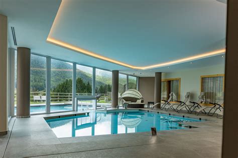 Vista esterna del Devero Hotel con piscina