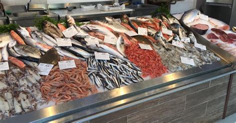 Banco pescheria con pesce fresco