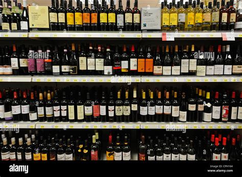 Interno di un'enoteca con scaffali di vino