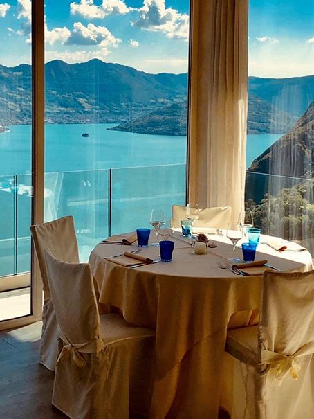 Lounge bar con vista lago