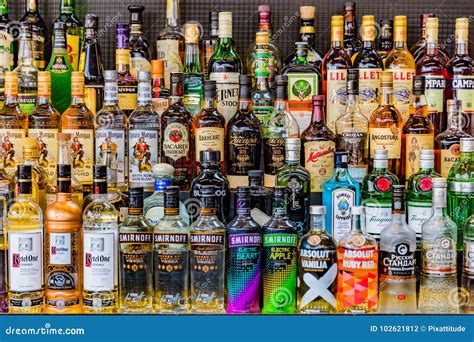 Immagine di una selezione di bottiglie di gin di diverse tipologie