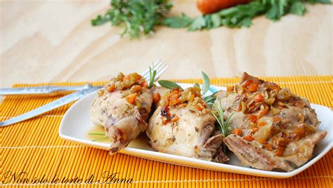 pezzi di coniglio che rosolano in padella con erbe aromatiche