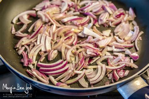 cipolla soffritta in padella