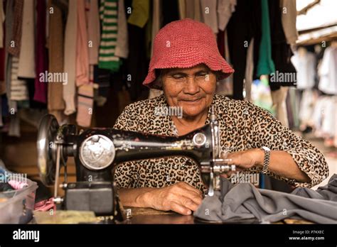 Nonna sarta al lavoro