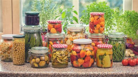 Barattoli di verdure sott'olio in una dispensa