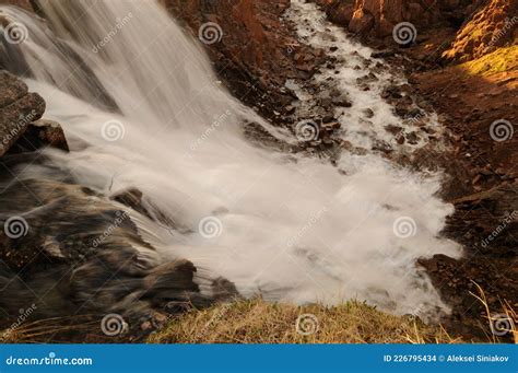 Cascata d'acqua pura che scende dalle montagne dell'isola di Arran