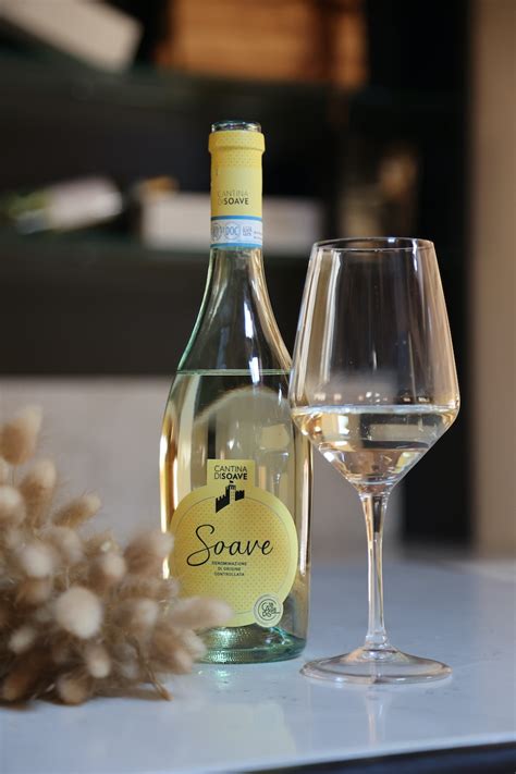 Bicchiere di vino Soave Castelcerino con riflessi dorati