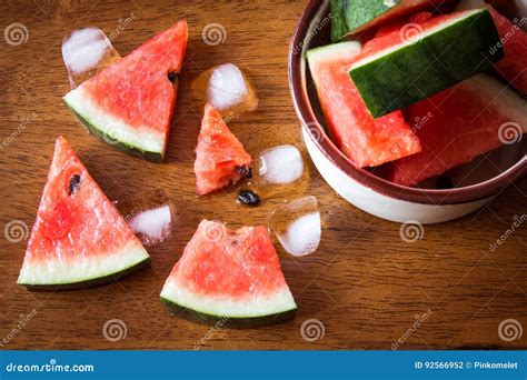 Anguria fresca affettata con gocce d'acqua