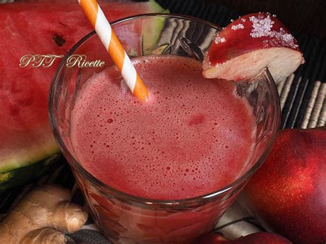 Immagine di una centrifuga con anguria, limone e zenzero in preparazione