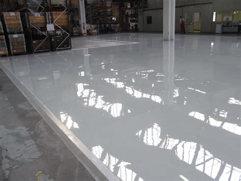 Pavimento industriale in resina epossidica con segnaletica
