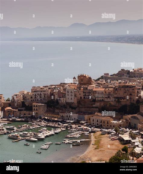 Vista panoramica di Trapani con il porto e le isole Egadi in lontananza