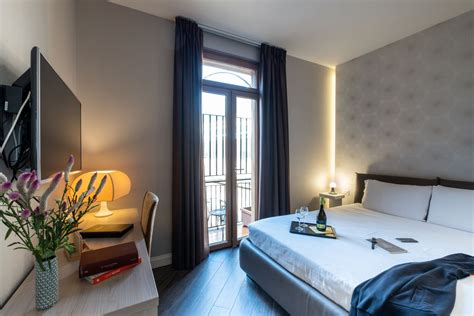 Interno di una suite di Zibibbo Suites & Rooms con un balcone che si affaccia sul mare