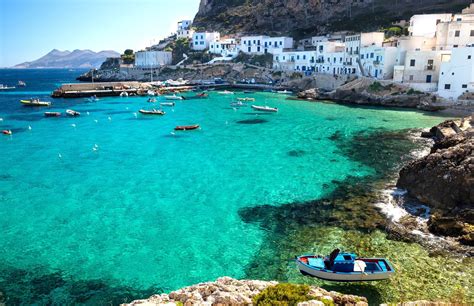 Scorcio di una delle Isole Egadi, come Favignana o Levanzo