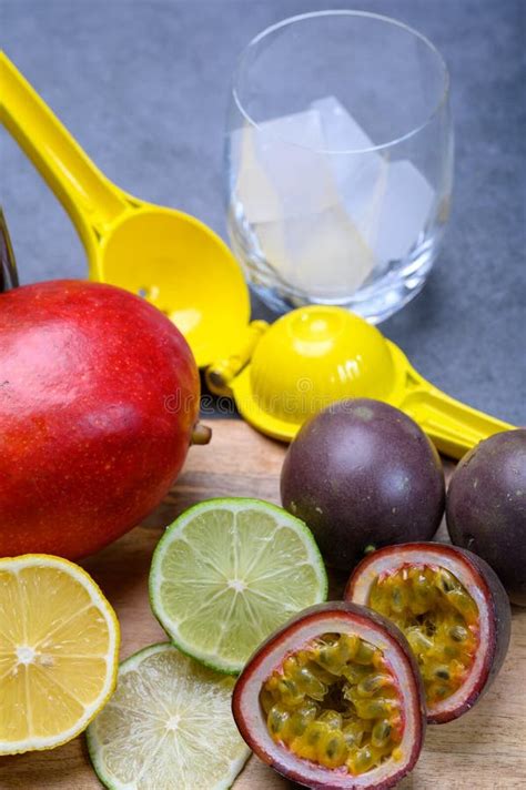 frutta fresca e ingredienti per cocktail