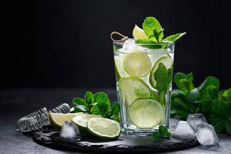 bicchiere di mojito analcolico con lime e menta
