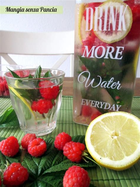 bicchiere di lemonade fruit cocktail con lamponi e limone