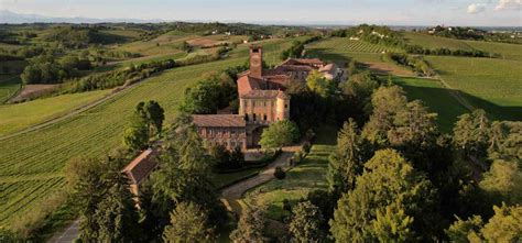 Castello di Uviglie con vigneti circostanti