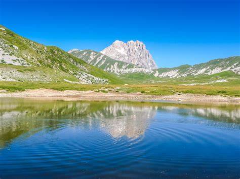 Paesaggio montano dell'Abruzzo con le montagne della Majella e del Gran Sasso