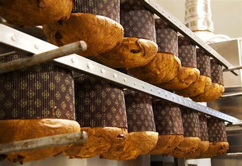 Panettoni capovolti appesi per il raffreddamento