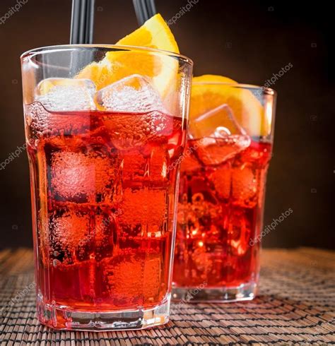 cocktail in bicchieri da aperitivo