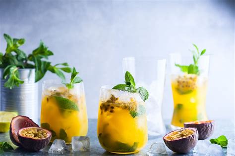 Mocktail colorato con frutto della passione e menta