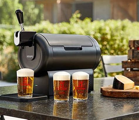 Immagine di uno spillatore di birra domestico con un bicchiere pieno di birra schiumosa