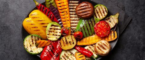 Una selezione di verdure grigliate, tra cui zucchine, melanzane e peperoni