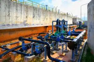 Schema di un sistema fognario urbano con evidenziati punti critici di possibile allagamento