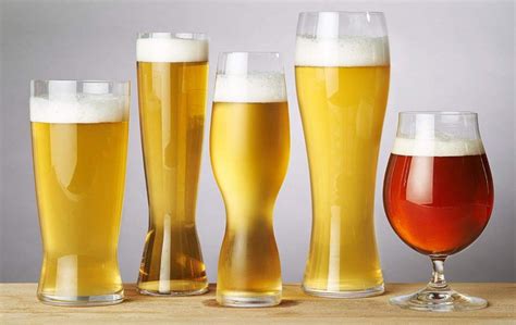 Bottiglia di Harp Lager con un bicchiere di birra