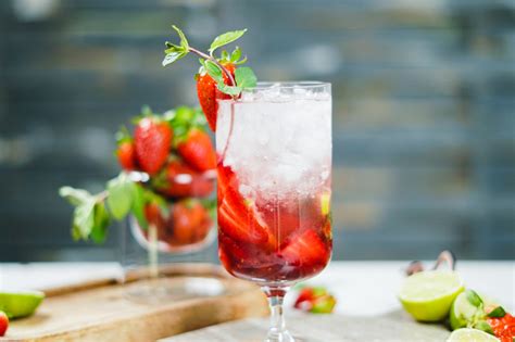 bicchiere di virgin mojito alle fragole con decorazione a fiore